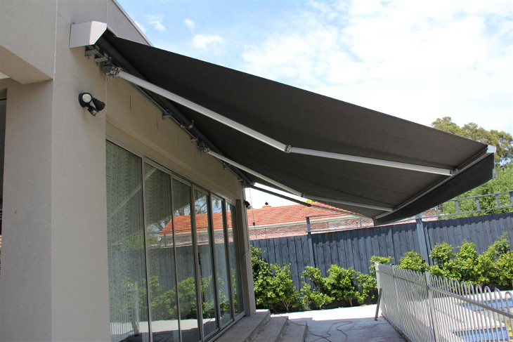 Manual retractable awning