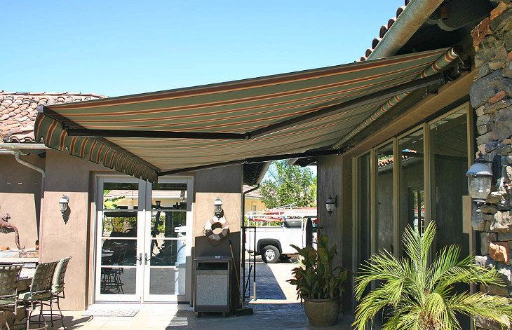 Motorized retractable awning