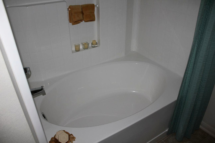 Garden tub with curtain divider