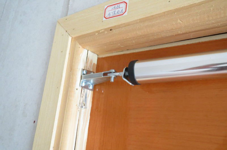 Pnuematic door closer