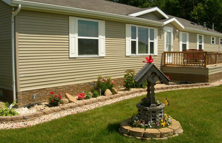 Front lawn of mobile home