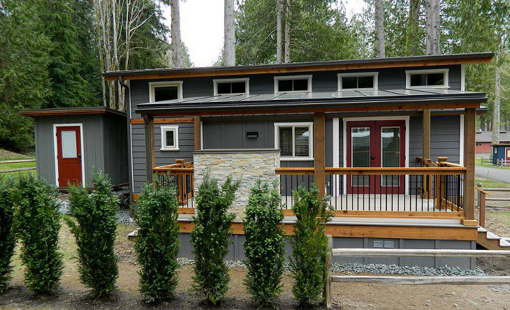 Manufactured home with front porch