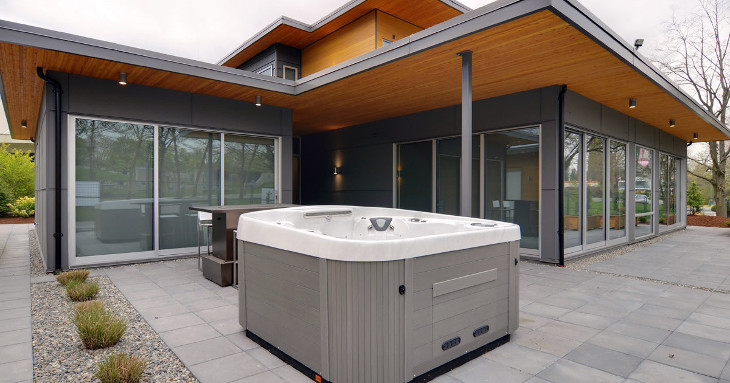 Outdoor jacuzzi tub