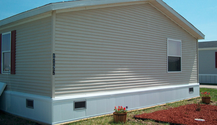 Modular house with insulated skirting