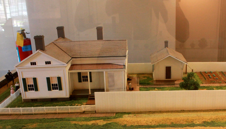 Mobile home miniature model