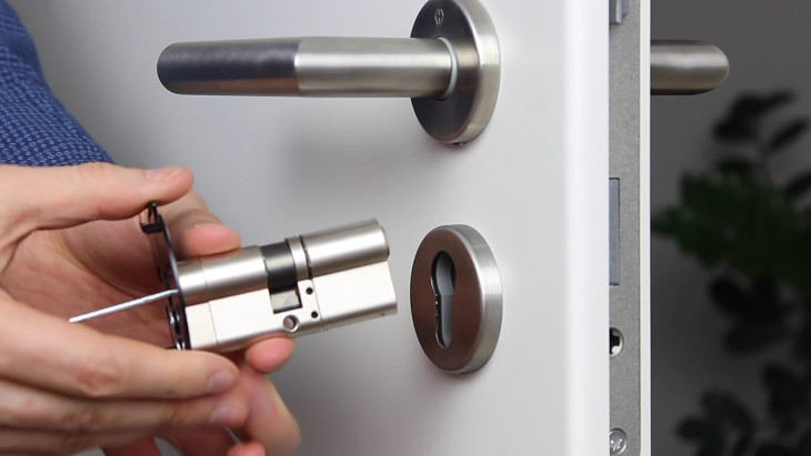 Smart lock door